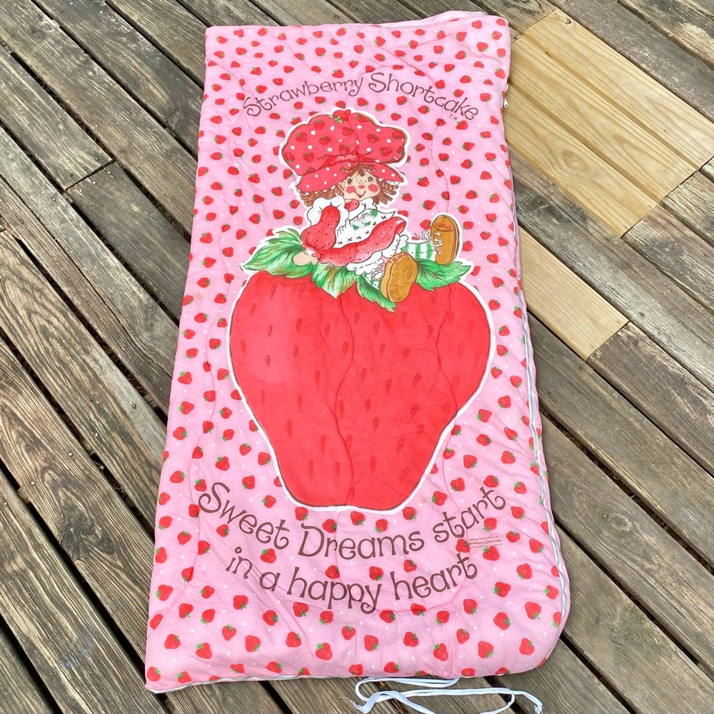 Vintage 80s pink & red Strawberry Shortcake sleeping bag 🍓